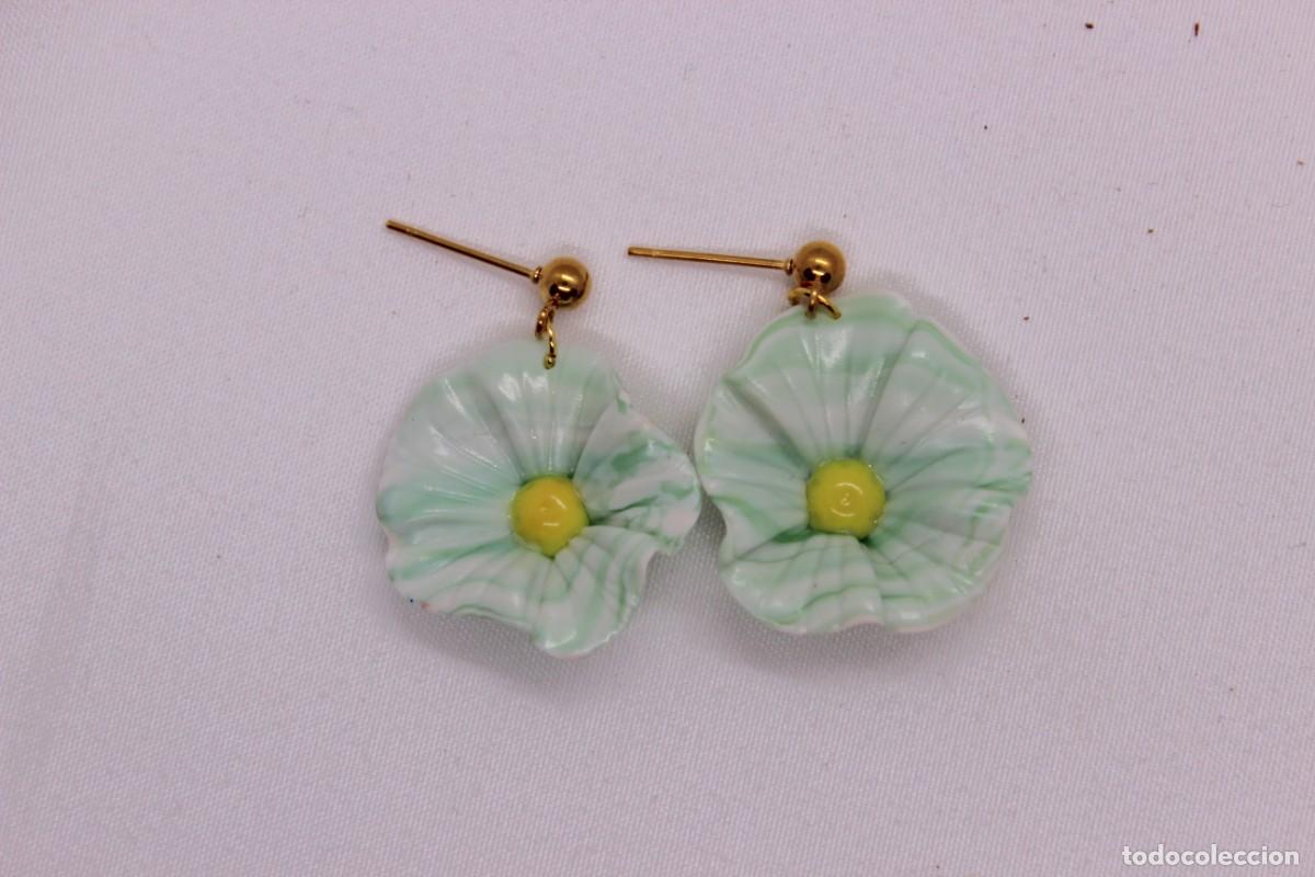 Artesan&iacute;a: Pendientes colgantes cortos de flor verde menta. - Foto 1
