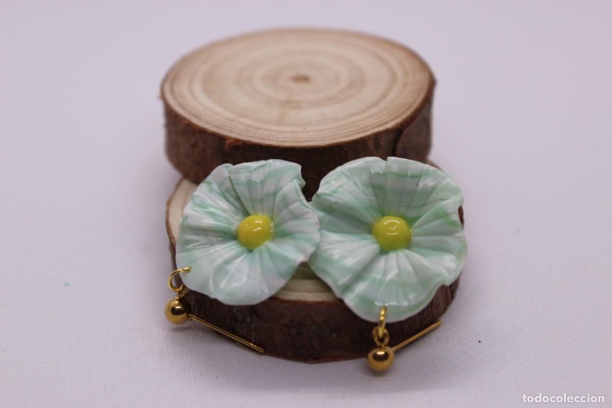 Artesan&iacute;a: Pendientes colgantes cortos de flor verde menta. - Foto 2