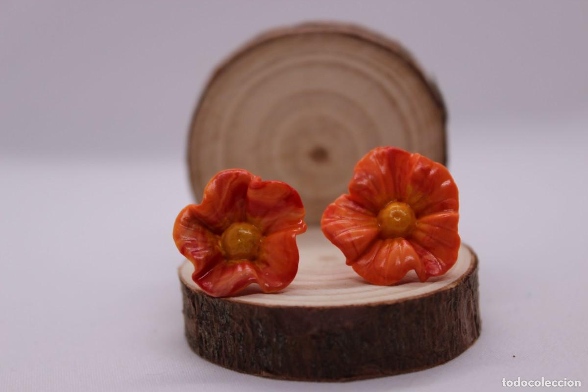 Artesan&iacute;a: Pendientes de bot&oacute;n de flor anaranjada. - Foto 2