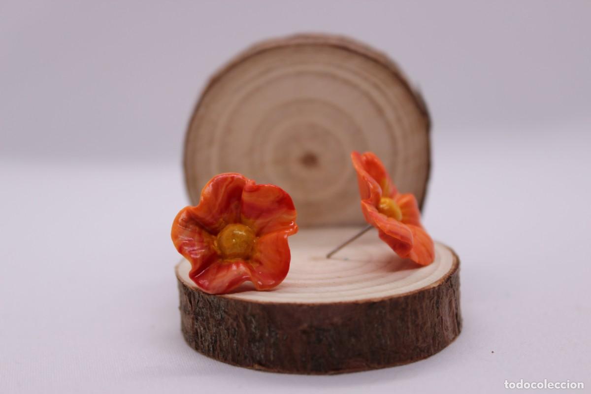 Artesan&iacute;a: Pendientes de bot&oacute;n de flor anaranjada. - Foto 3