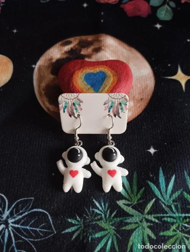 Artesan&iacute;a: Pendientes plateados con mini astronauta