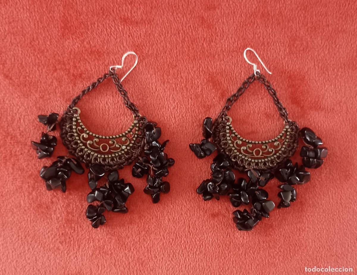 Artesan&iacute;a: Pendientes de artesan&iacute;a con piedrecitas negras.