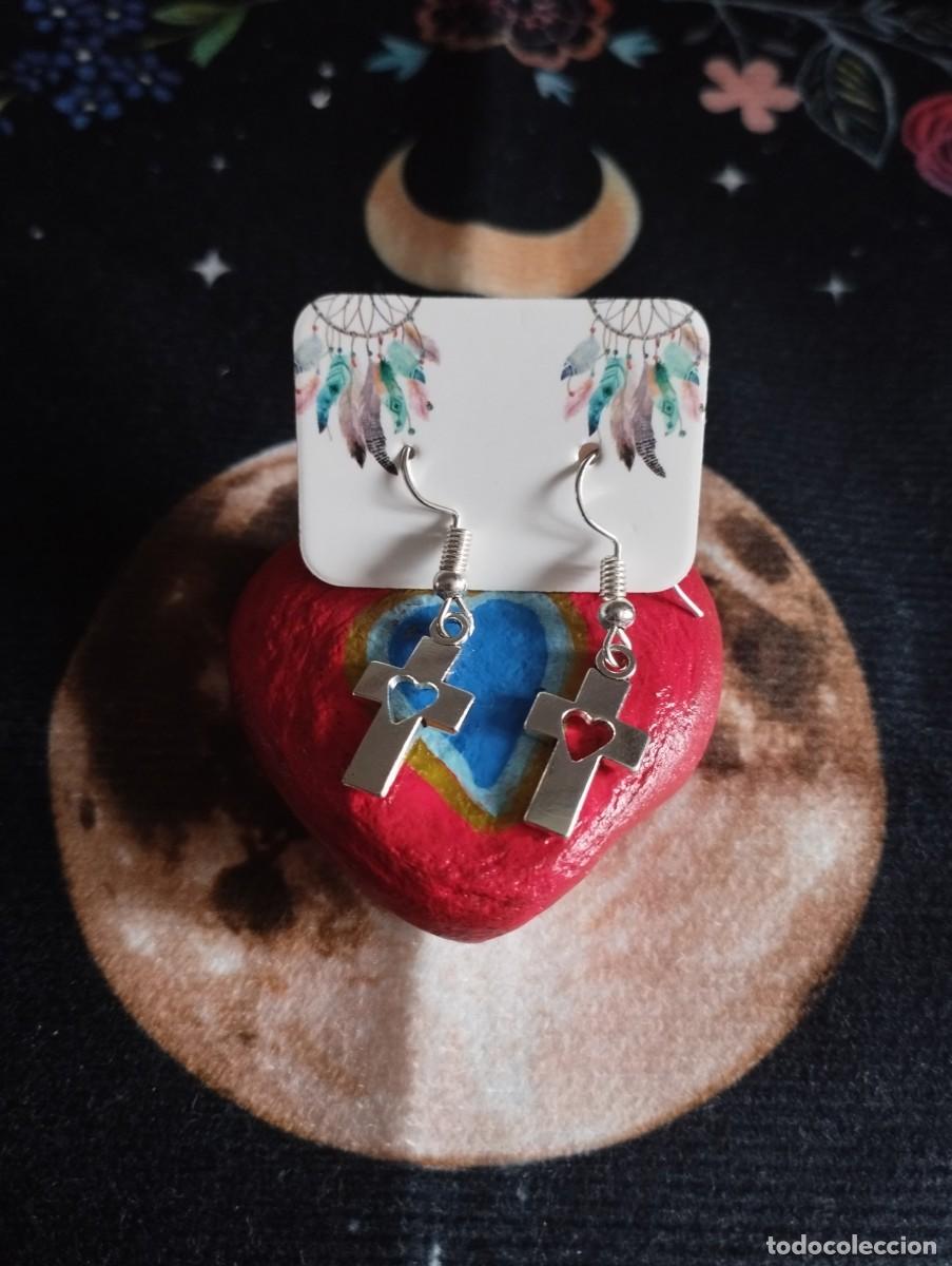 Artesan&iacute;a: Pendientes cruz plateada, montadas a mano