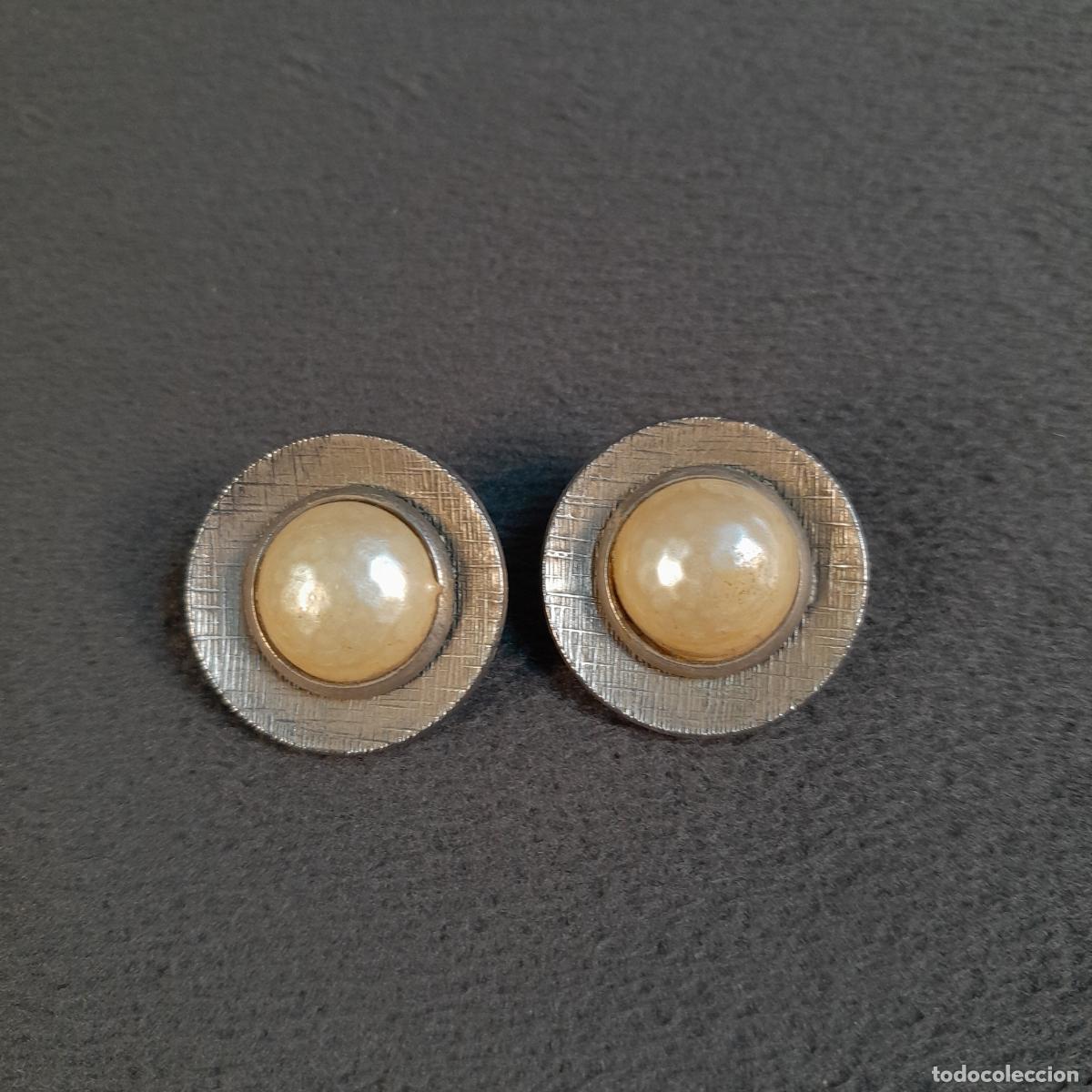 Artesan&iacute;a: J-4610. PENDIENTES DE CLIP EN METAL PLATEADO CON IMITACI&Oacute;N DE PERLA CABUJ&Oacute;N. 1970 - 1980