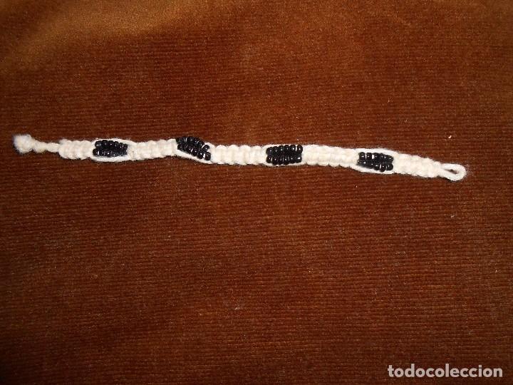 Artesan&iacute;a: Pulsera hecha a mano de Macram&eacute; y abalorios - Foto 1