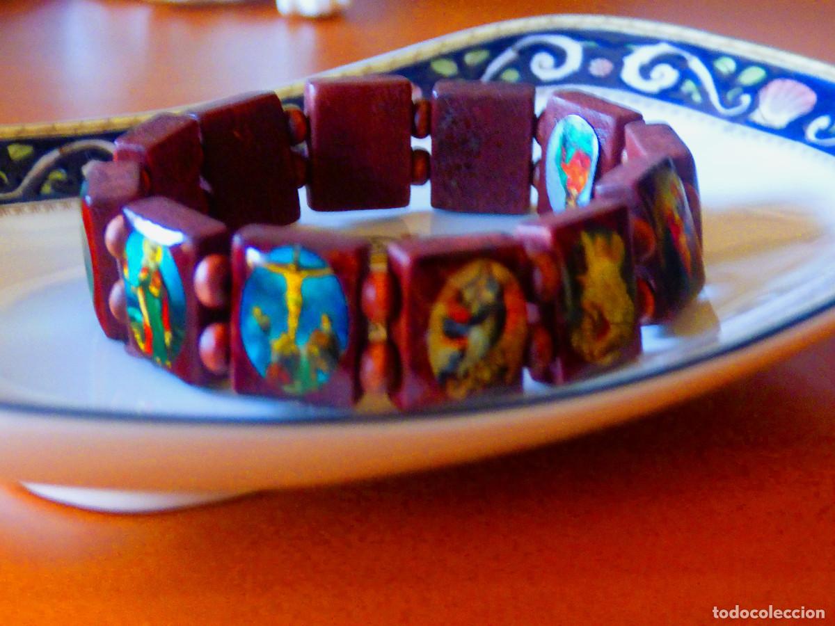 Artesan&iacute;a: Pulsera de madera,con imgenes religiosas. - Foto 1