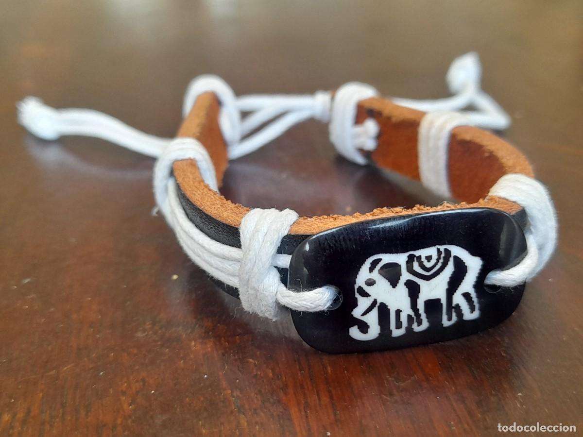 Artesan&iacute;a: Pulsera vintage de cuero con placa esmaltada, elefante blanco a juego con cordones de algodon