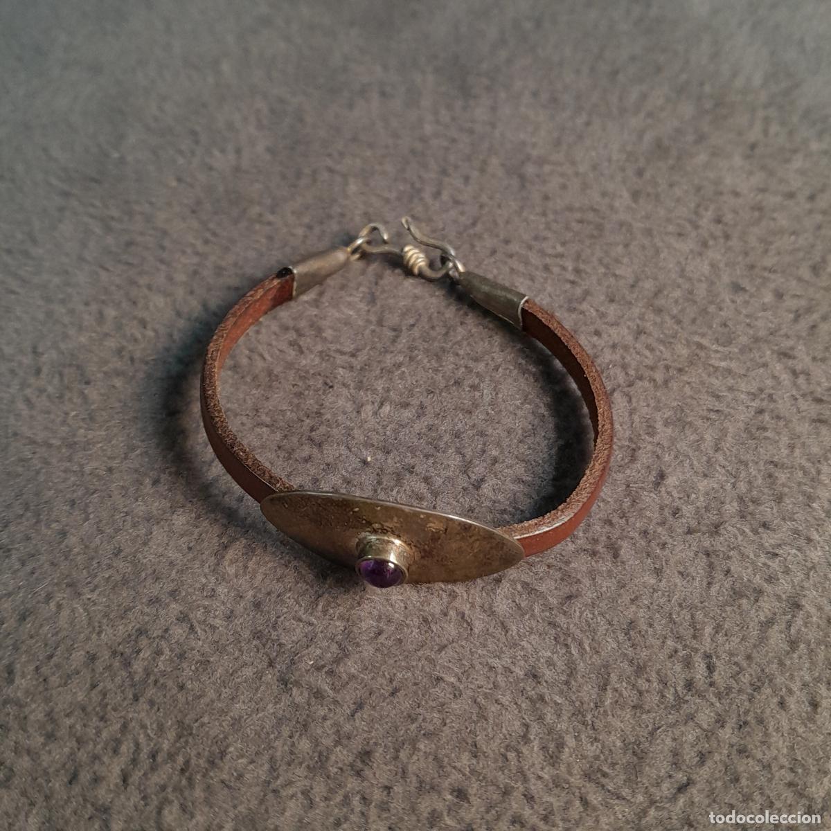 Kunsthandwerk: J-4517. PULSERA DE CUERO Y PLATA CON AMATISTA. SIGLO XX