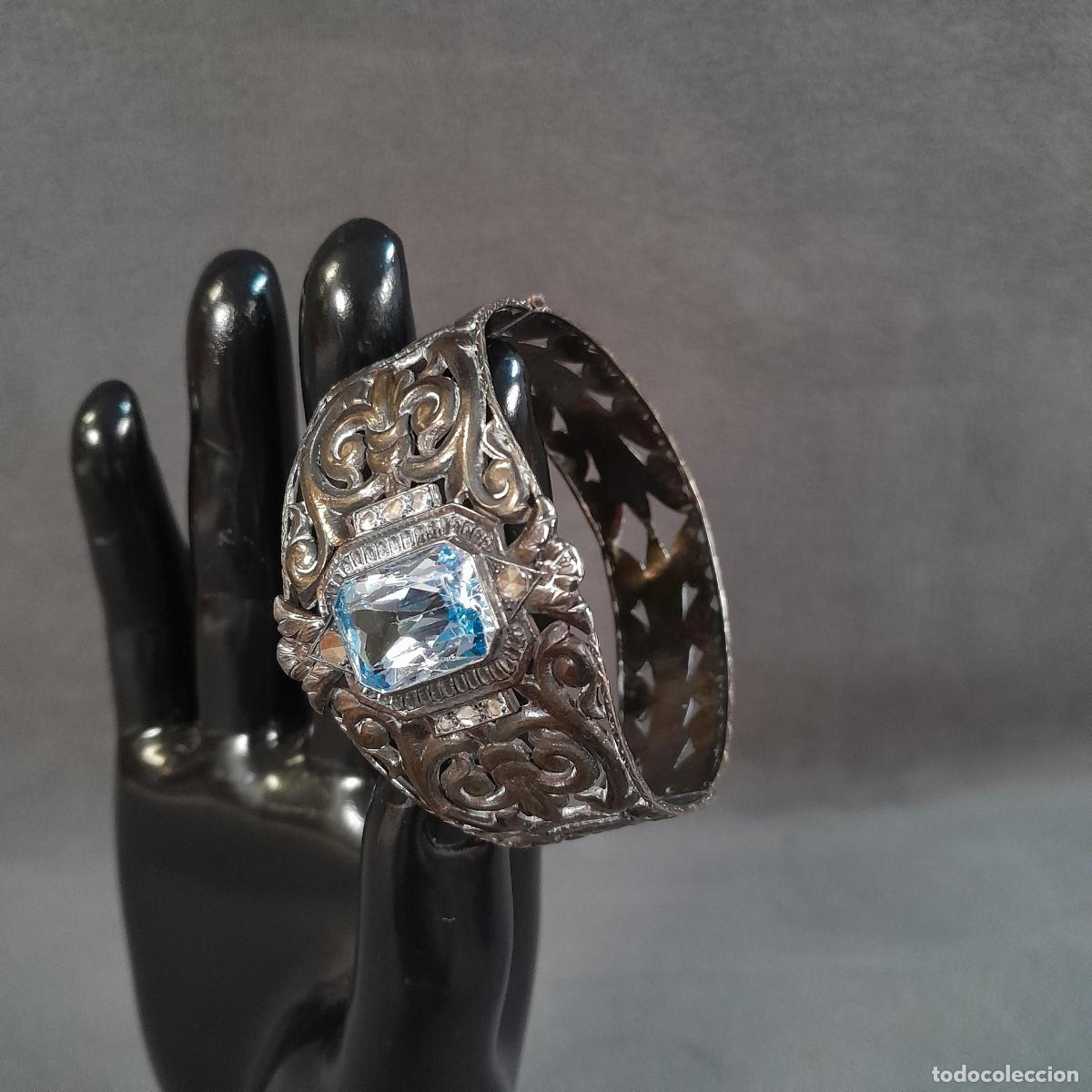 Artesan&iacute;a: J-4588. BRAZALETE R&Iacute;GIDO. BA&Ntilde;O DE PLATA Y PIEDRA. SIGLO XX