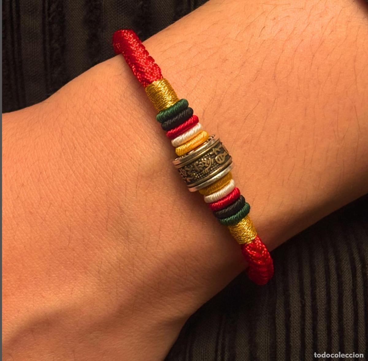 Artesan&iacute;a: Pulsera budista con rueda de oraci&oacute;n giratoria en plata de ley 925 contrastada. Hilo trenzado rojo