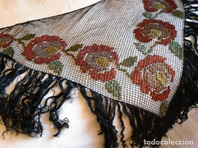 Artesan&iacute;a: Chal triangular de rejilla con bordados - Foto 1