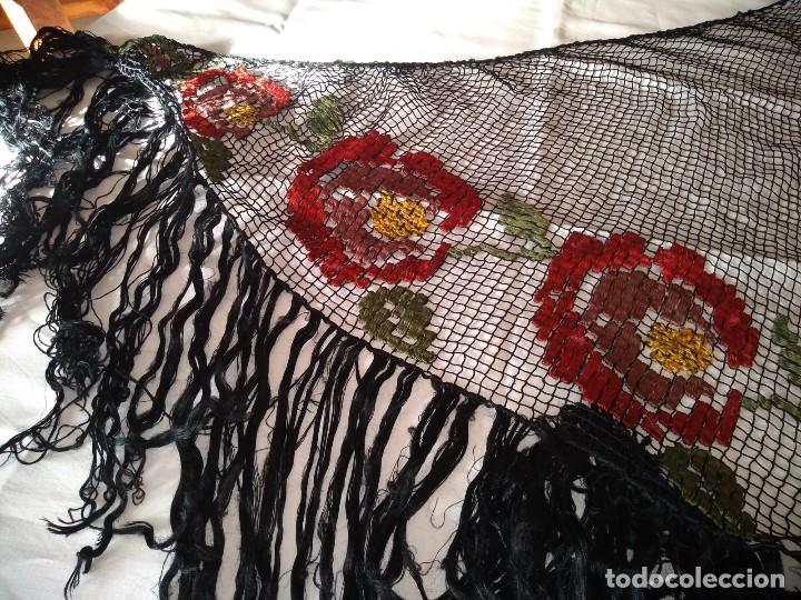 Artesan&iacute;a: Chal triangular de rejilla con bordados - Foto 3