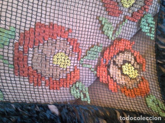 Artesan&iacute;a: Chal triangular de rejilla con bordados - Foto 4