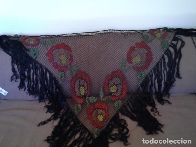 Artesan&iacute;a: Chal triangular de rejilla con bordados - Foto 6