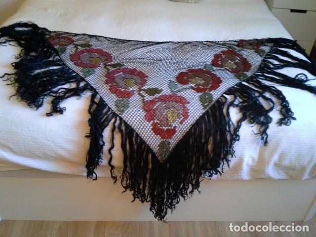 Artesan&iacute;a: Chal triangular de rejilla con bordados - Foto 2