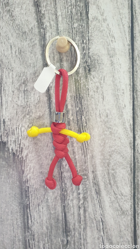 Artisanat: Llavero figura humana realizado con paracord y abalorio de acero inoxidable