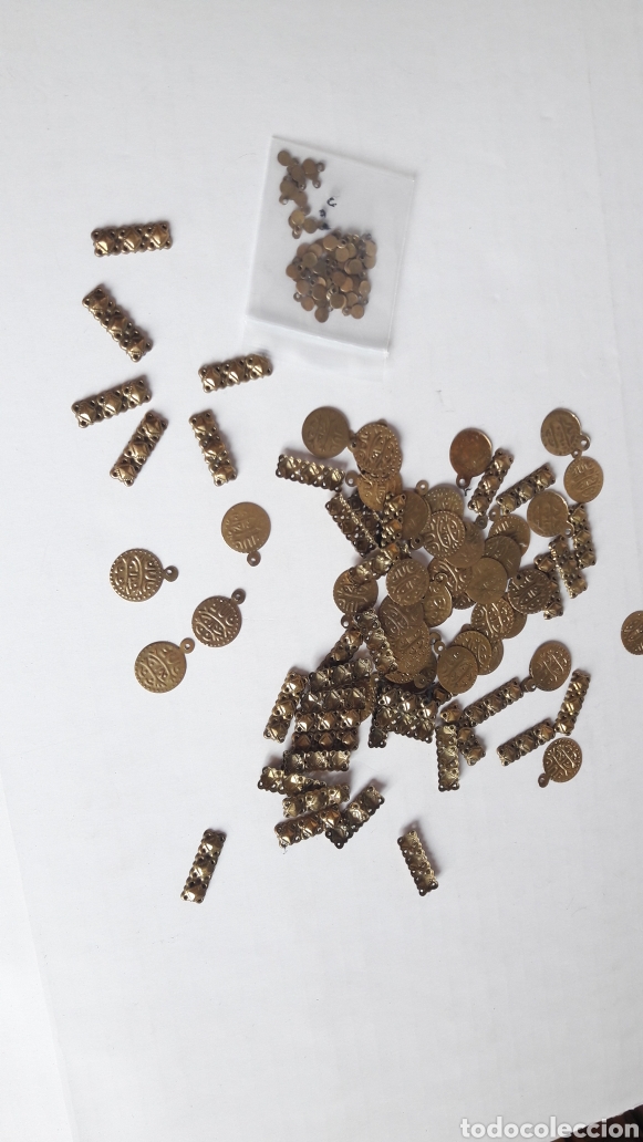 Artesan&iacute;a: Lote abalorios de lat&oacute;n para ropa - Foto 1