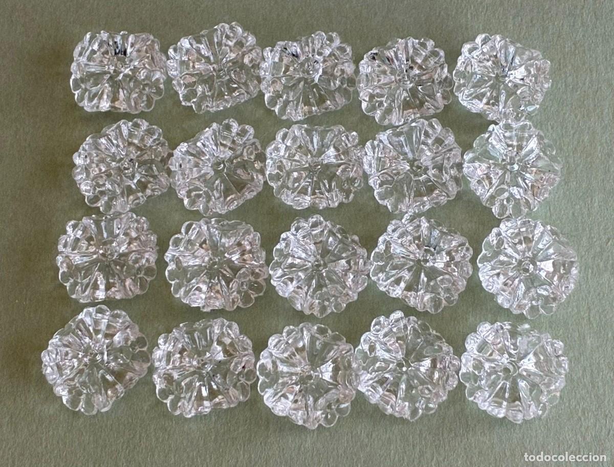 Artesan&iacute;a: Set of 20 beautiful vintage clear acrylic flower beads with a sparkling crystal-look finish. ✨