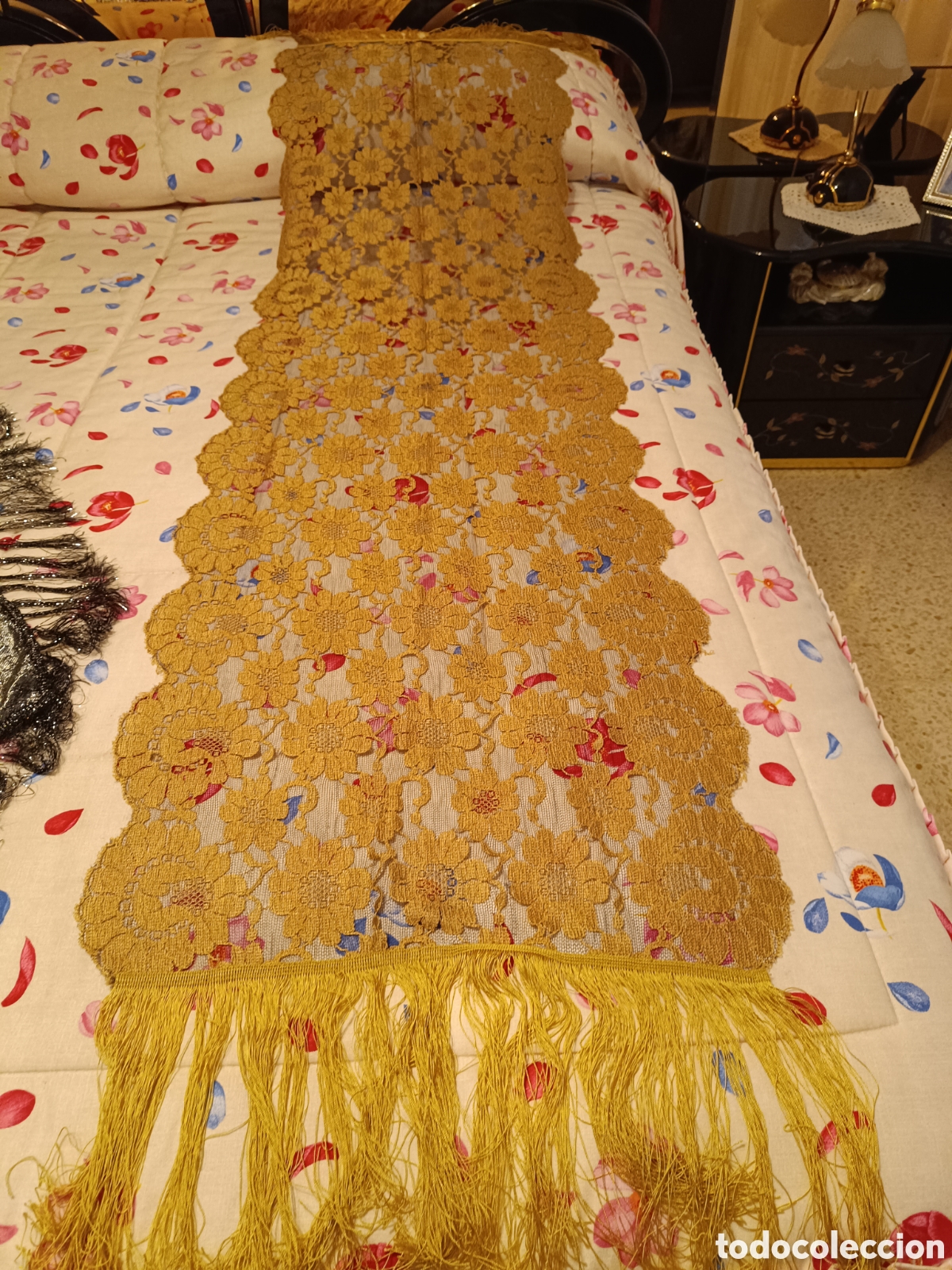 Artesan&iacute;a: Mantilla dorada antigua,sirve para chal o mantilla