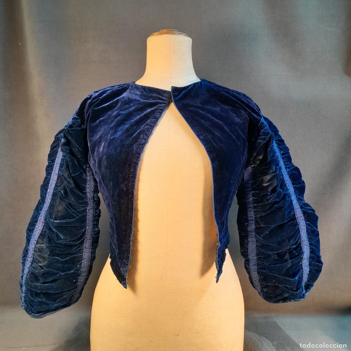Artisanat: VE-293. CORPI&Ntilde;O EN TERCIOPELO AZUL CON MANGAS ABULLONADAS. PRINCIPIOS S. XX.