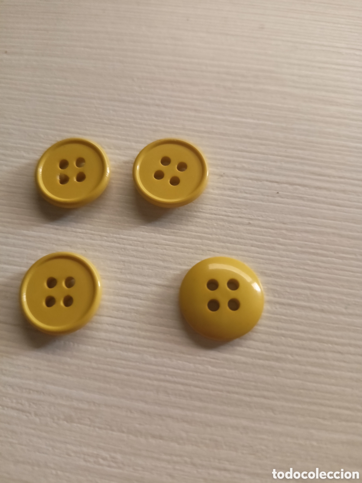 Artesan&iacute;a: 4 botones peque&ntilde;os blusa amarillo - Foto 3