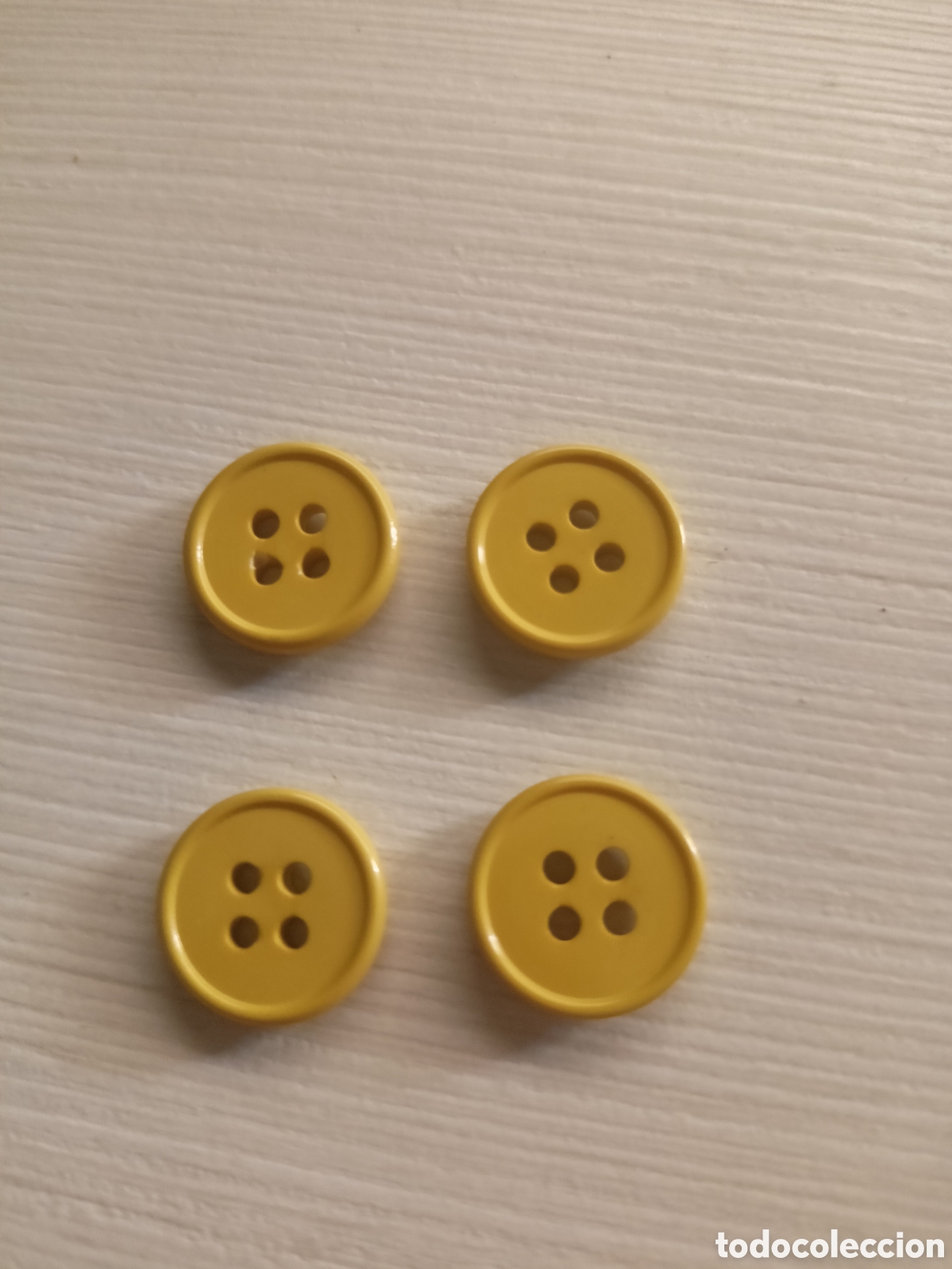 Artesan&iacute;a: 4 botones peque&ntilde;os blusa amarillo