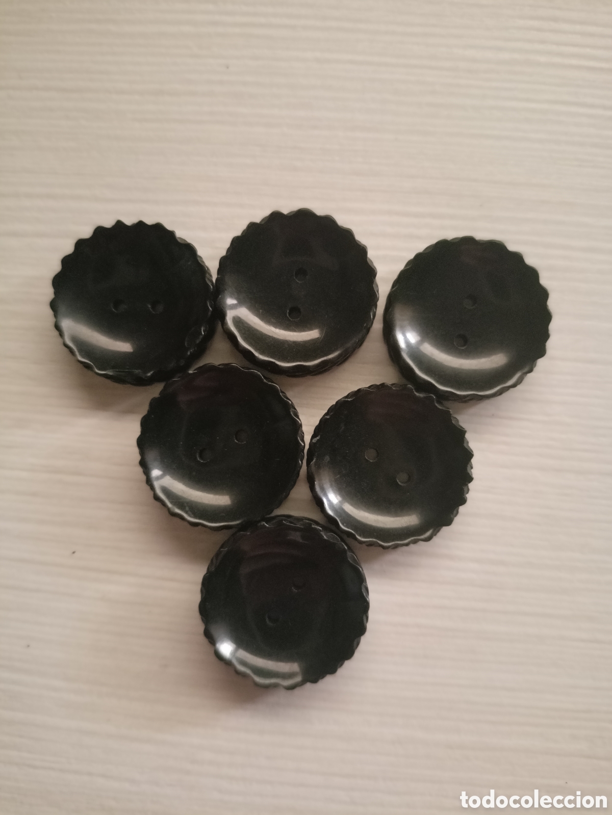 Artesan&iacute;a: 6 botones negros 2 agujeros