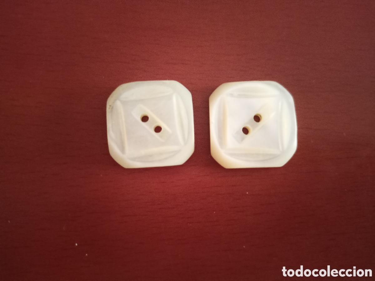 Artesan&iacute;a: 2 botones blancos con cuadrado dentro boton