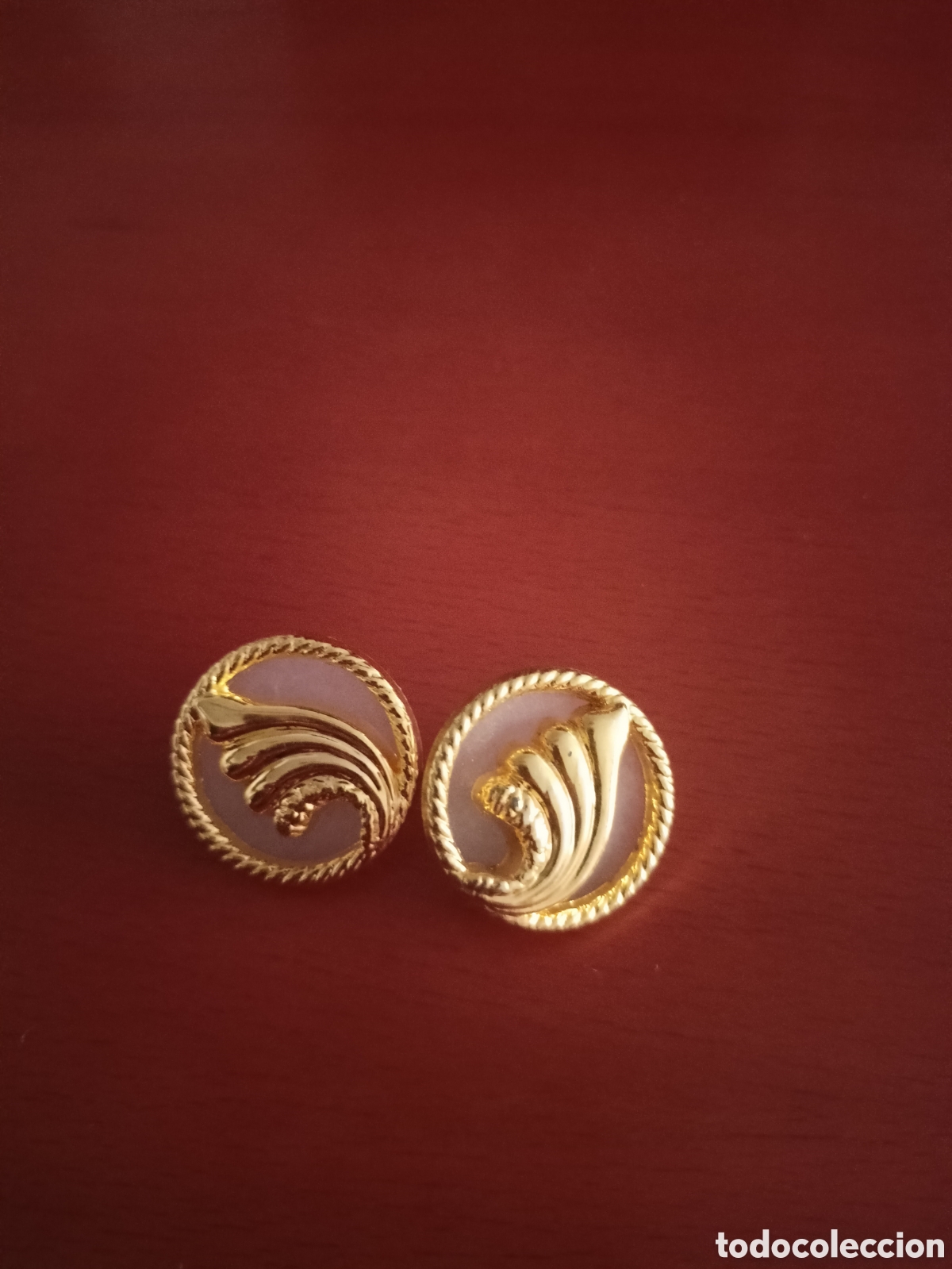 Artesan&iacute;a: 2 botones dorados y transparentes