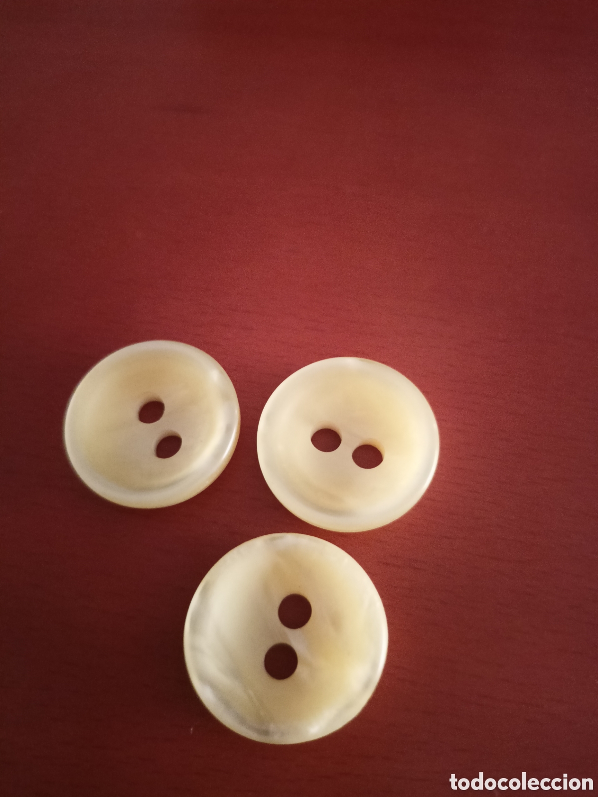 Artesan&iacute;a: 3 botones beige gaspeado