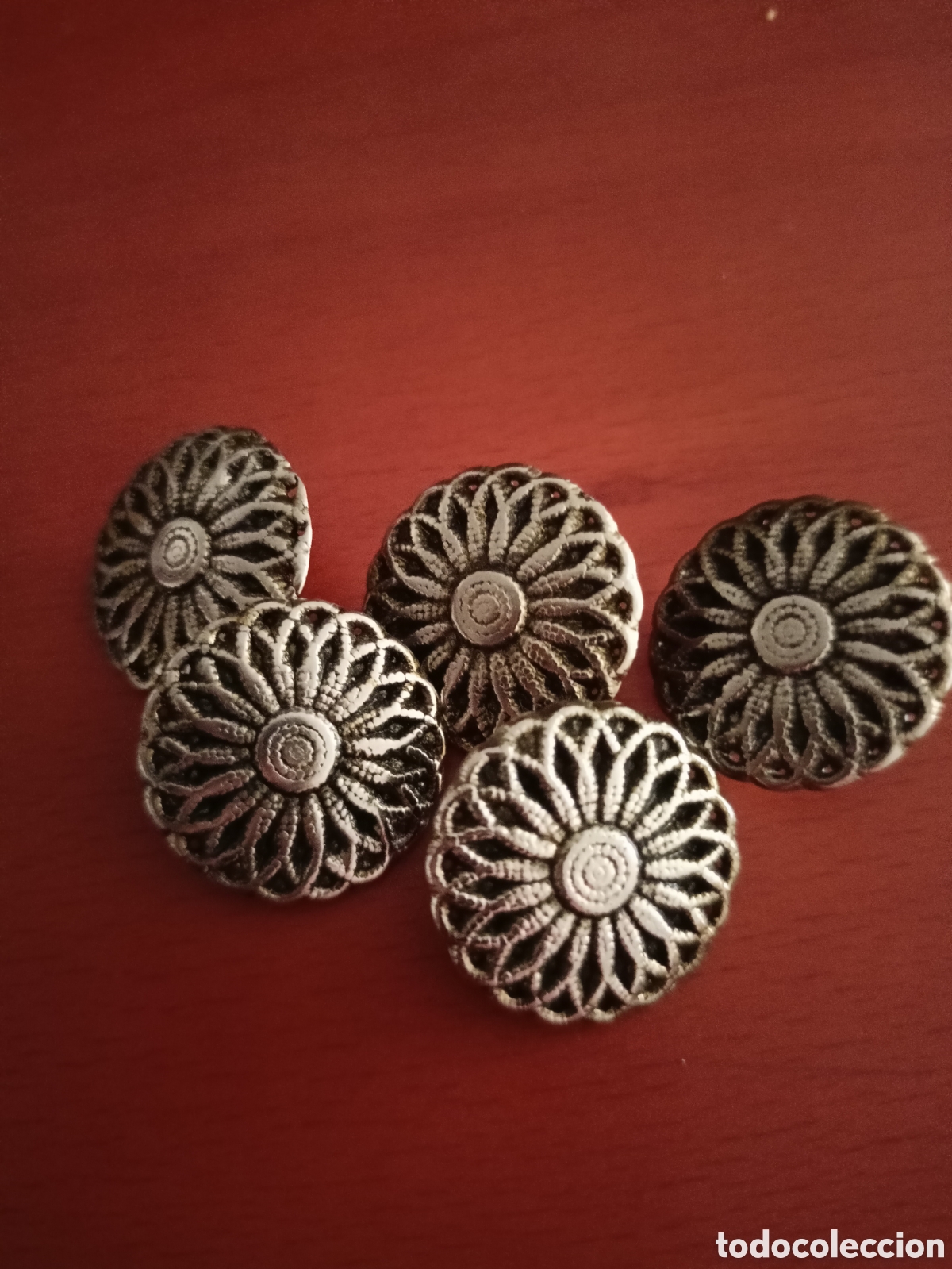 Artesan&iacute;a: 5 botones plateados redondos