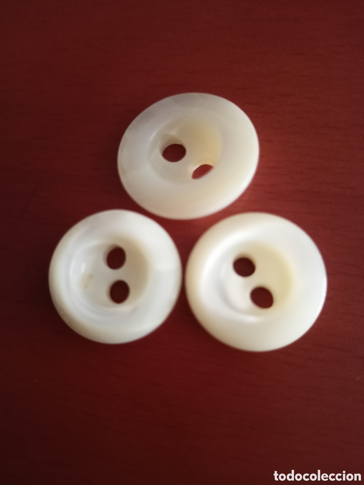 Artesan&iacute;a: 3 botones beige diferentes tama&ntilde;os