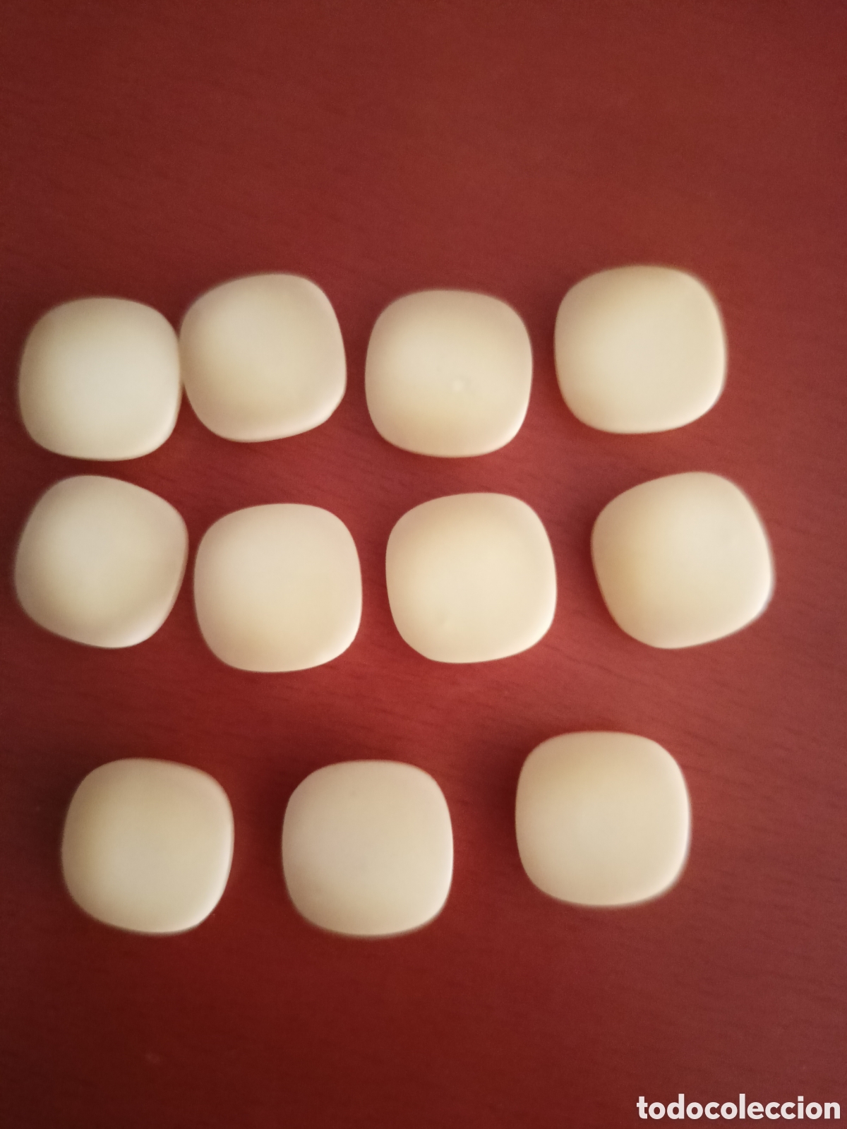 Artesan&iacute;a: 11 botones beige cuadrado