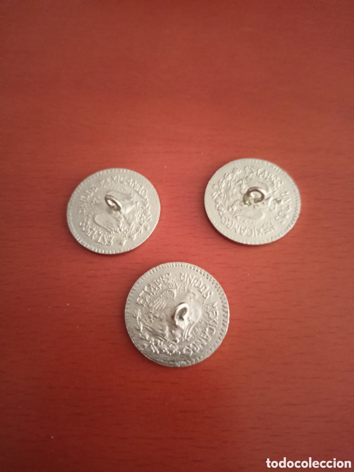Artesan&iacute;a: 3 botones moneda plateadas - Foto 3
