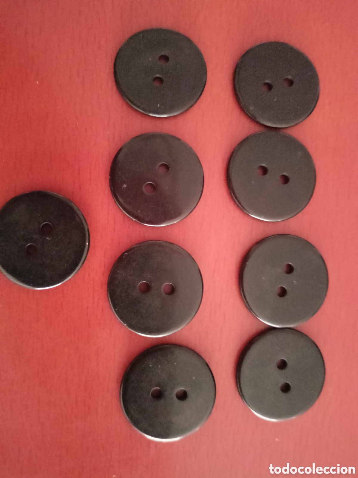 Artesan&iacute;a: 9 botones negros 2 agujeros