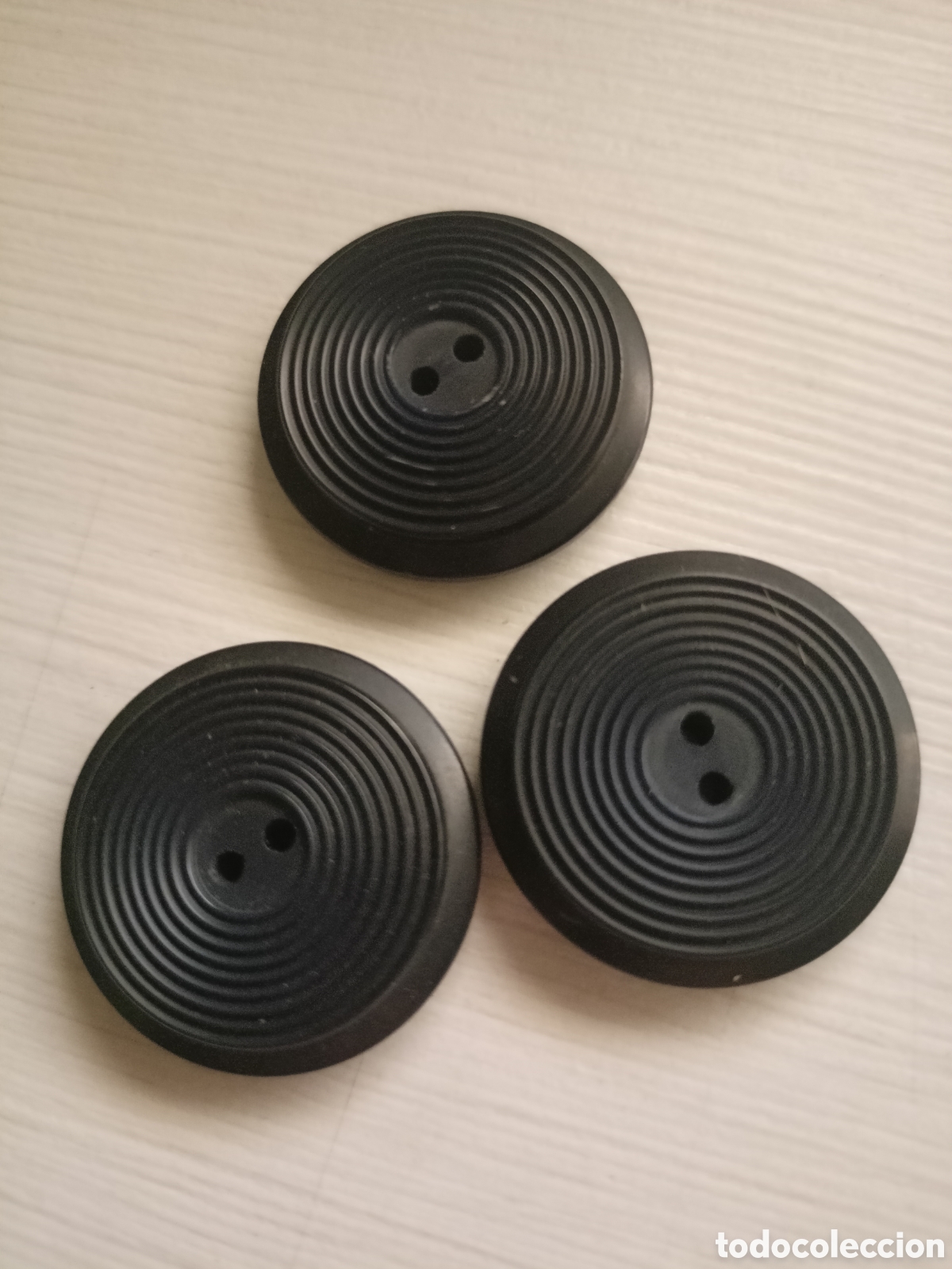 Artesan&iacute;a: 3 botones negros c&iacute;rculos