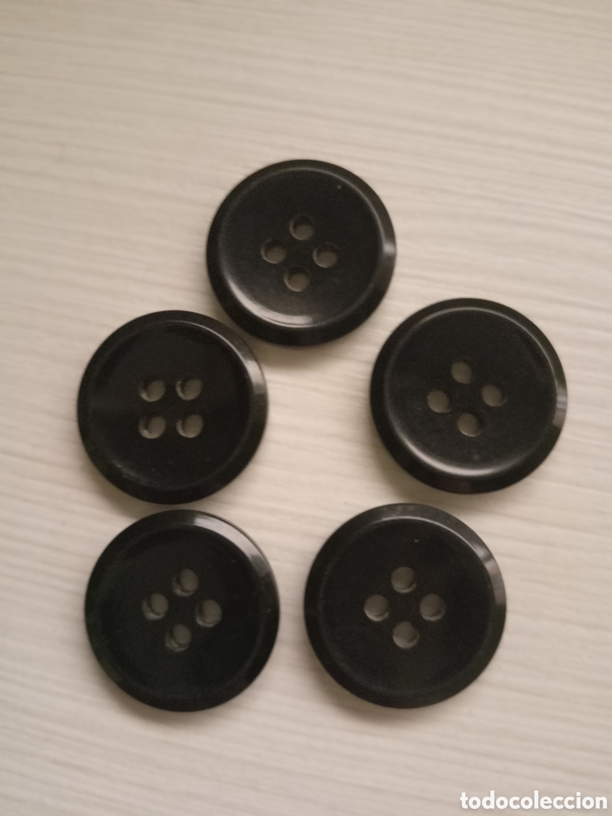 Artesan&iacute;a: 5 botones negros 4 agujeros