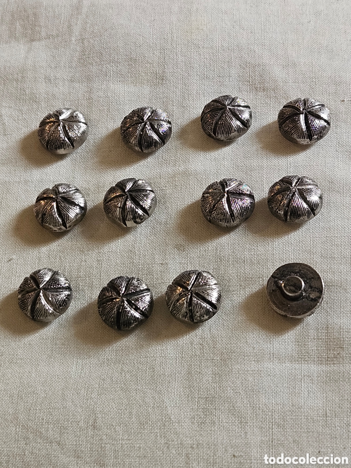 Artisanat: 12 botones antiguos metal sin usar