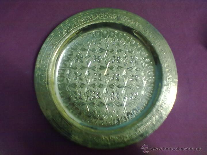 Artesan&iacute;a: PLATO BANDEJA DE LATON CINCELADO - Foto 1