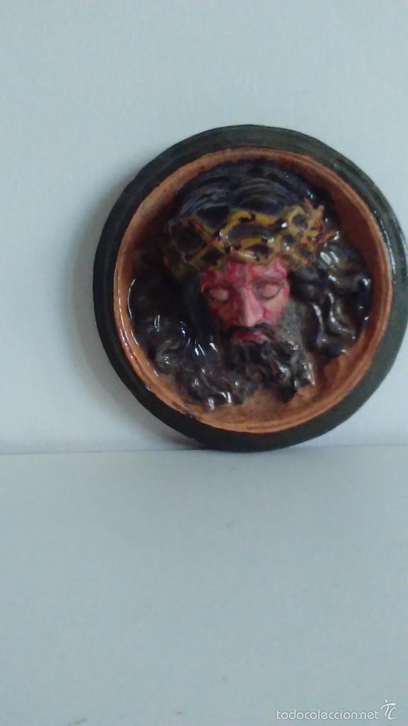 Artesan&iacute;a: Cabeza de Cristo en relieve pintada a mano - Foto 2