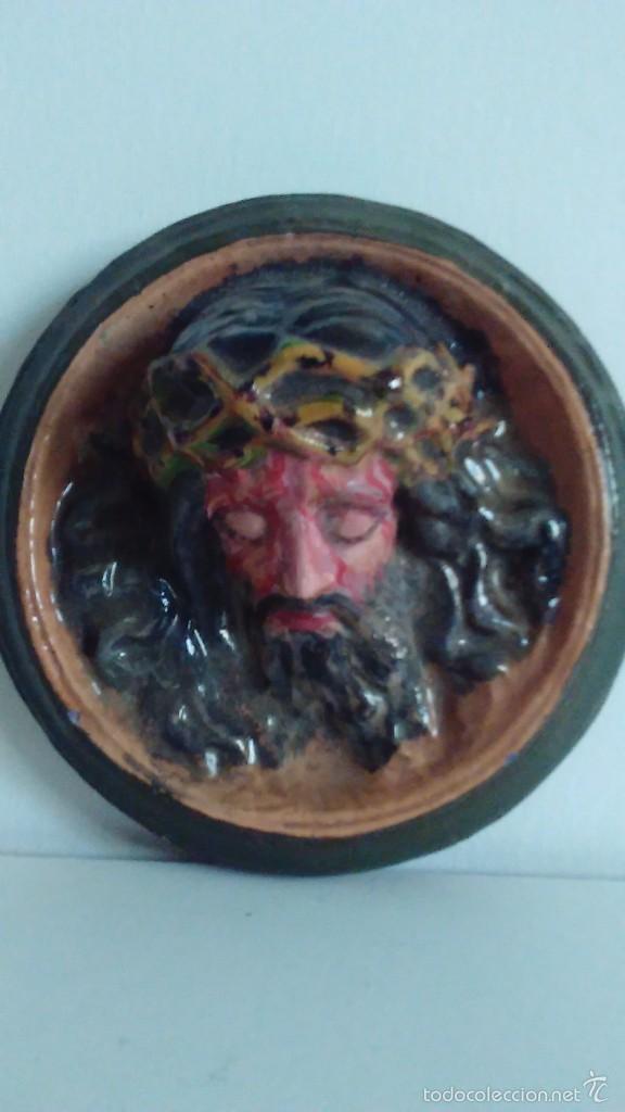 Artesan&iacute;a: Cabeza de Cristo en relieve pintada a mano - Foto 3