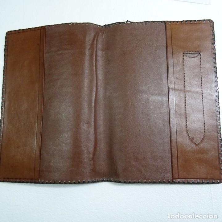 Artesan&iacute;a: CARPETA EN PIEL REPUJADA FLEXIBLE. 20X29 CMS. - Foto 2