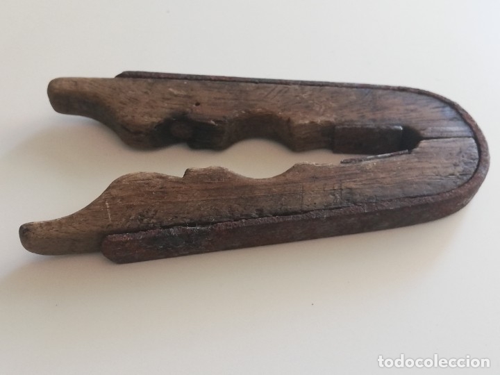 Artesan&iacute;a: Antiguo cascanueces de madera y hierro - Foto 1