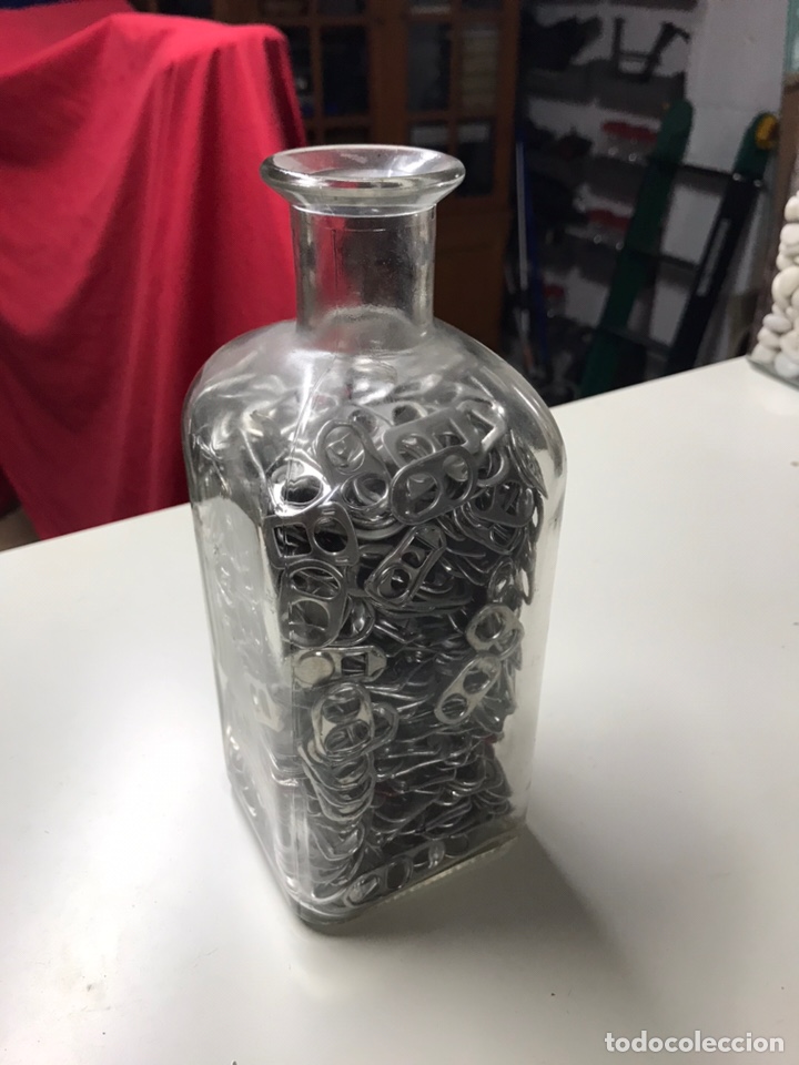 Artesan&iacute;a: Botella de cristal rellena de abre chapas - Foto 1