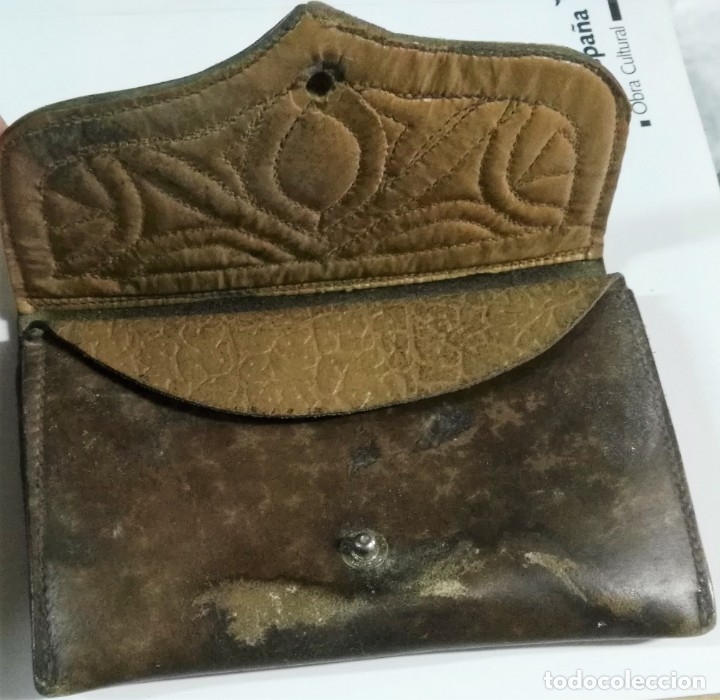 Artesan&iacute;a: Cartera de cuero marr&oacute;n. Decorada. Antigua - Foto 3