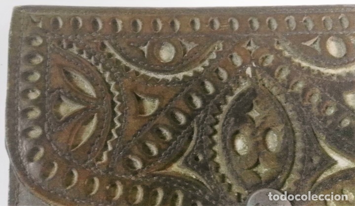 Artesan&iacute;a: Cartera de cuero marr&oacute;n. Decorada. Antigua - Foto 4