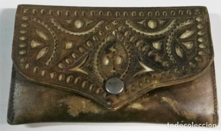 Artesan&iacute;a: Cartera de cuero marr&oacute;n. Decorada. Antigua - Foto 1