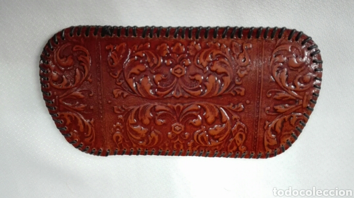 Artesan&iacute;a: Estuche para gafas de cuero repujado - Foto 2