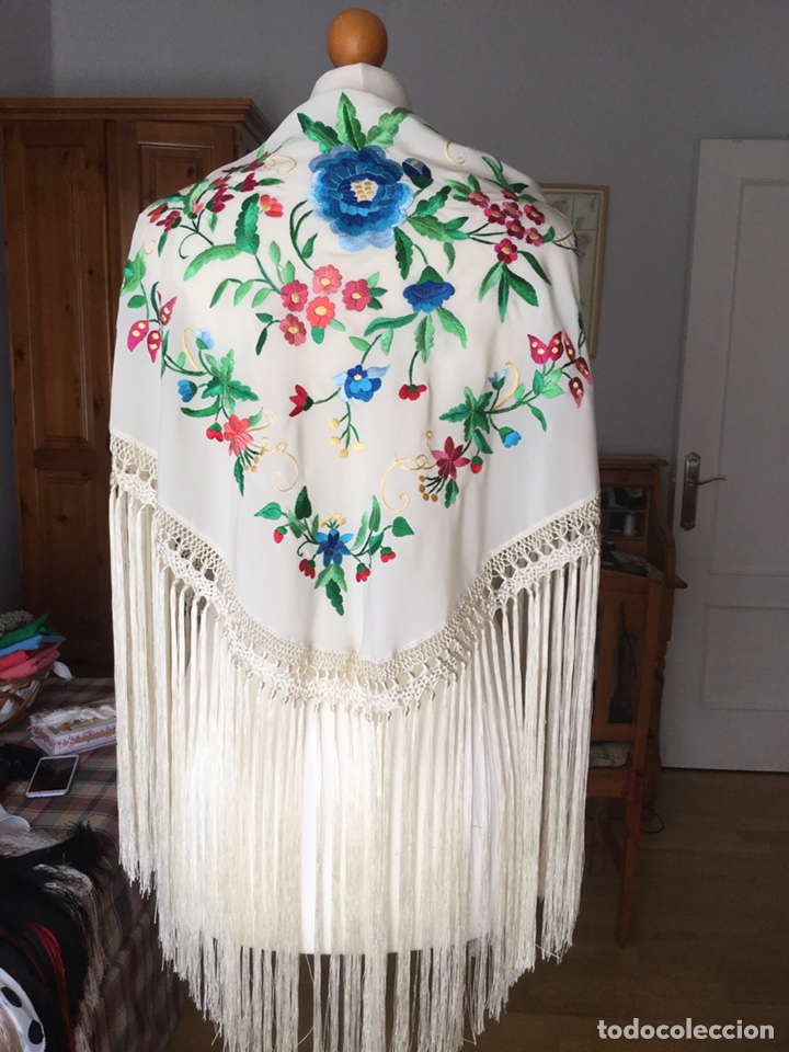 Artesan&iacute;a: Mant&oacute;n bordado y flecado a mano. - Foto 2