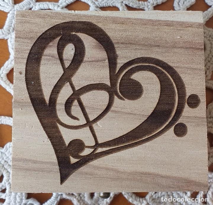 Artesan&iacute;a: Caja pirograbada, con clave de sol y clave de fa - Foto 1